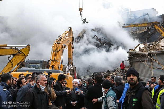 حضور حسن روحانی رئیس جمهور در محل حادثه ساختمان پلاسکو