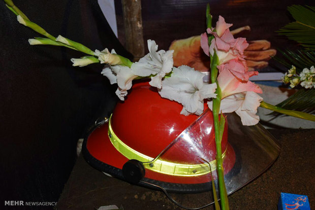 جامعه قرآنی به شهدای آتش‌نشان ادای احترام می‌کنند