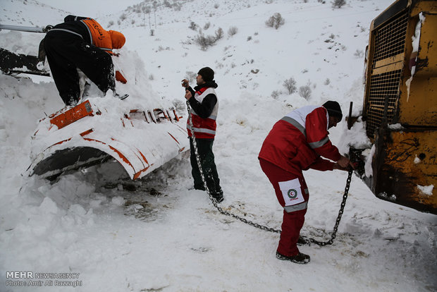 امداد رسانی به بیش از ۴ هزارنفر گرفتار در برف