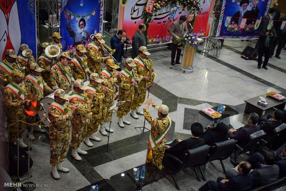 مراسم نمادین استقبال از امام خمینی (ره)در فرودگاه گرگان