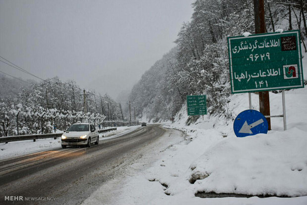 بارش برف همراه با کولاک در محور کوهستانی گردنه حیران