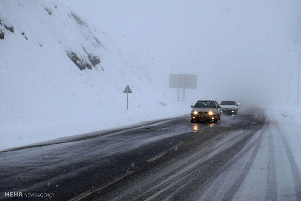 بارش برف همراه با کولاک در محور کوهستانی گردنه حیران