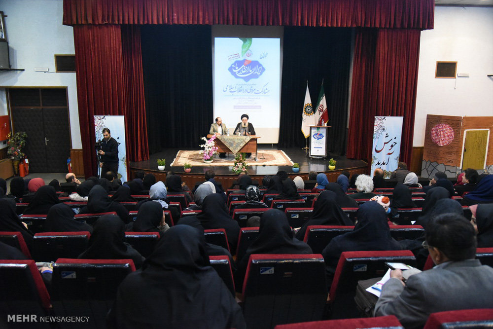 نشست روز روشنایی با موضوع مشارکت‌های مردمی در انقلاب اسلامی