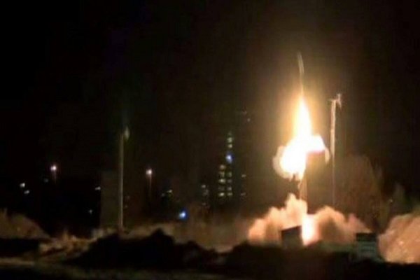 نیروهای یمنی سه موشک به  پایگاه هوایی عربستان در عسیر شلیک کردند