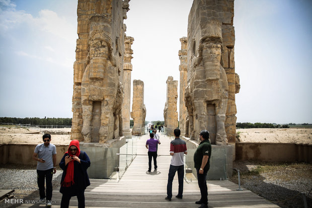 تخت جمشید عظیم ترین بنای سنگی جهان/ آرامگاه هخامنشیان را ببینید