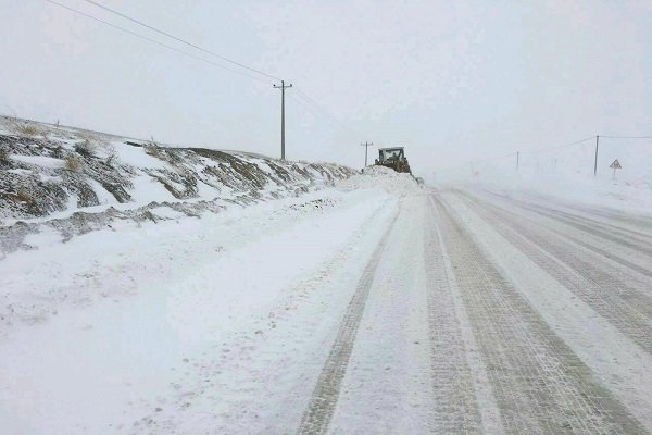 هلال احمرسمنان به ۲۴۰ مسافر گرفتار برف امدادرسانی کرد