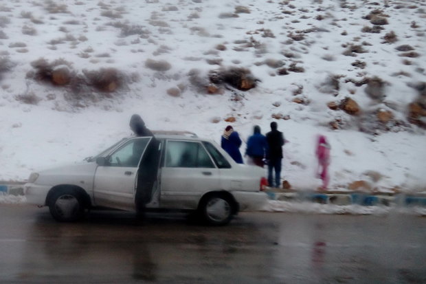برف در چهارمحال وبختیاری/ راه های روستایی در حال مسدود شدن است