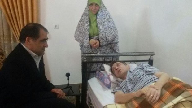 وزیر بهداشت از جانباز بالای ۷۰ درصدی در مازندران عیادت کرد