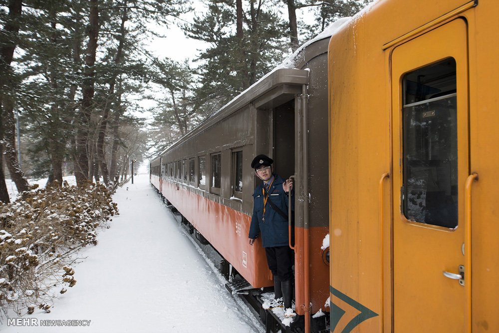 سفری زمستانی در ژاپن با قطاری قدیمی