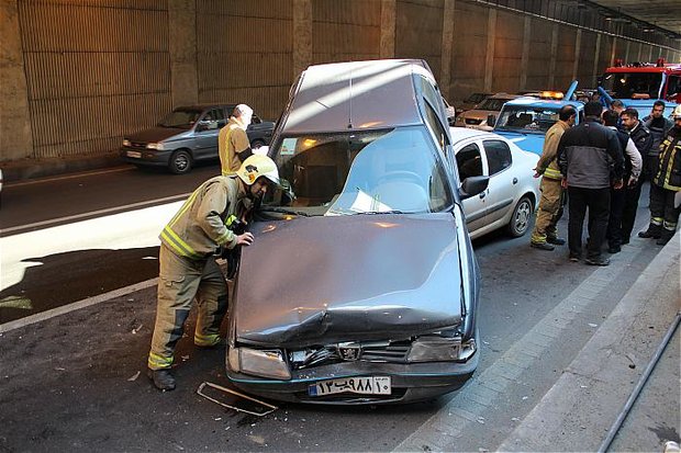 تصادف زنجیره ای در اتوبان بسیج/انتقال راننده ۳۰ ساله به بیمارستان