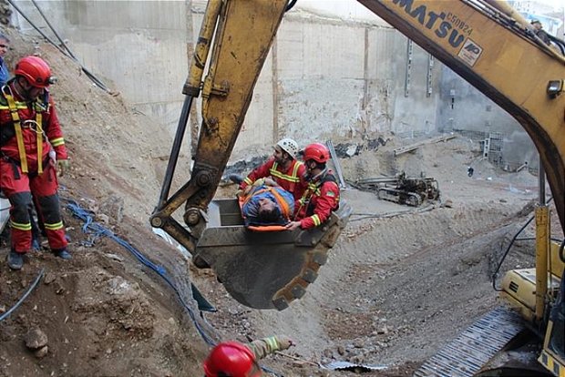 نجات کارگر ساختمانی از عمق ۲۰ متری چاه