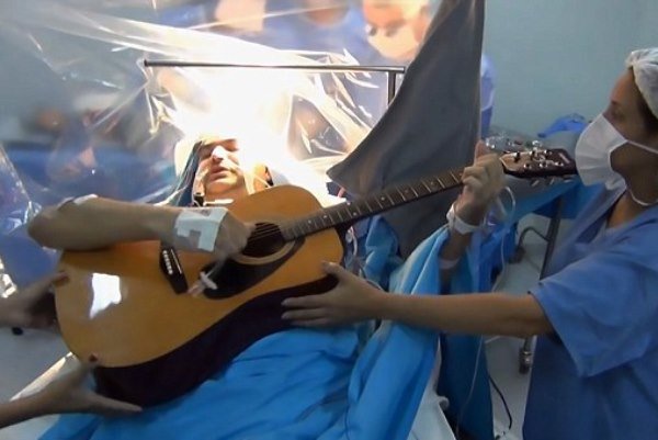 فیلم/ گیتار زدن هنگام عمل جراحی!