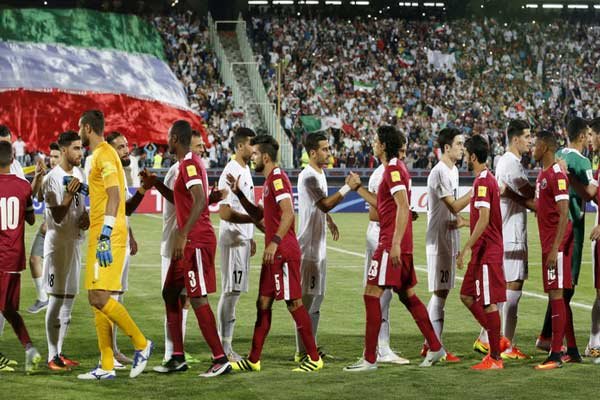 تیم ملی فوتبال ایران با لباس سفید مقابل قطر بازی می‌کند
