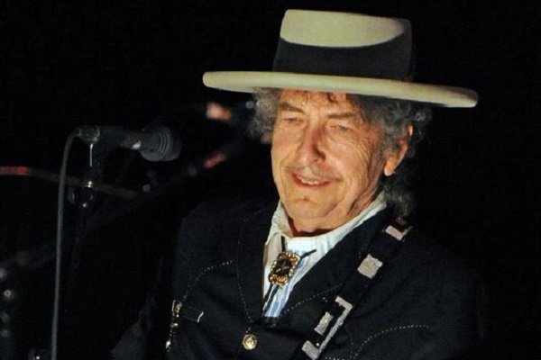 باب دیلن در استکهلم/ آقای خواننده سرانجام نوبل ادبیات را گرفت