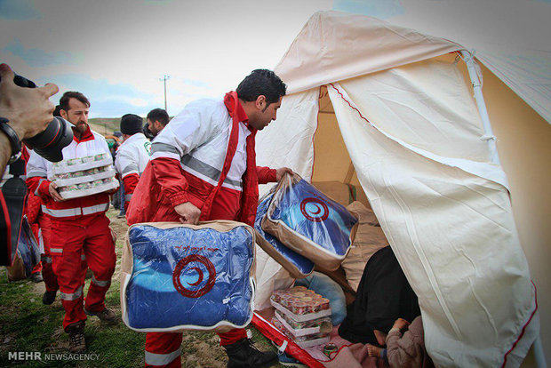 امداد رسانی نیروهای هلال احمر به آسیب دیدگان زلزبه در روستای دوقلعه از توابع شهرستان فریمان