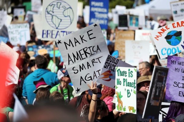 راهپیمایی علمی برای اعتراض به سیاست های ترامپ