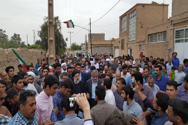 حجت الاسلام  رئیسی در جمع مردم یزد حاضر شد