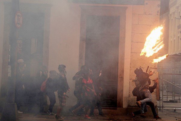 درگیری معترضان به سیاستهای ریاضت اقتصادی با پلیس در «ریودوژانیرو»