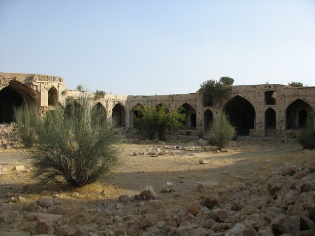 کاروانسرای  قاجاری میان کتل در شهرستان کازرون مرمت می شود