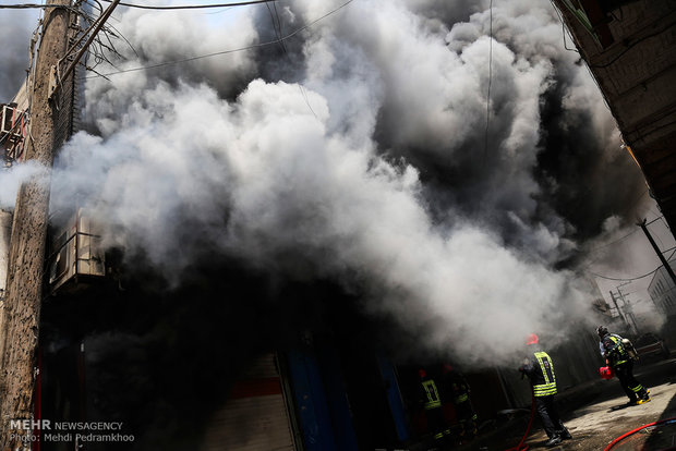 آتش سوزی گسترده در پاساژ رضوان اهواز