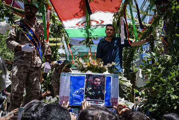 حضور دکتر احمدی نژاد در نماز جمعه و تشییع شهدای حوادث تروریستی اخیر تهران + تصاویر