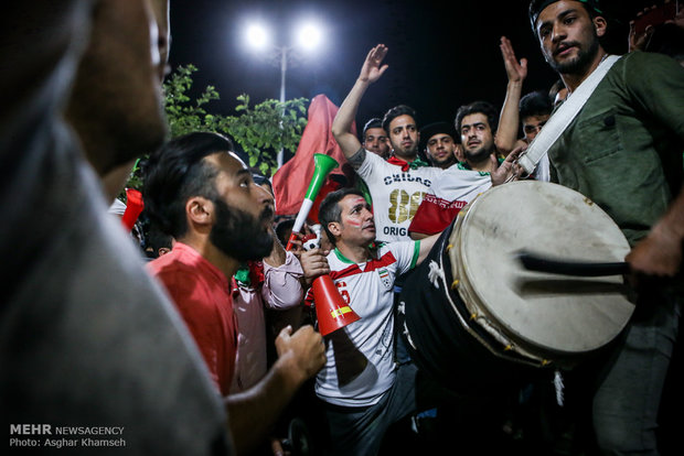 شادی مردم تهران پس از صعود تیم ملی فوتبال به جام جهانی روسیه