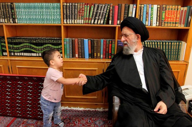 دیدار آیت الله نورمفیدی با خانواده نجات یافته در حادثه تروریستی مجلس - کراپشده