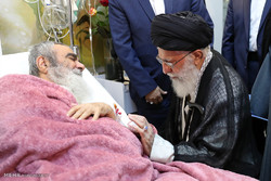 عیادت رهبر انقلاب اسلامی از آیتالله مظاهری عیادت رهبر انقلاب اسلامی از آیتالله مظاهری