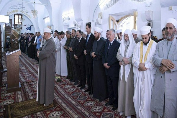 بشار اسد نماز عید فطر را در مسجدجامع «النوری» حماه اقامه کرد