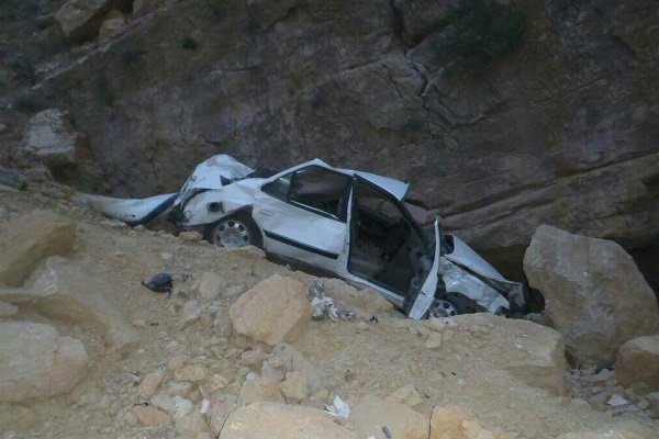 سقوط پژو ۴۰۵ در پل کوهپایه باعث مرگ سه نفر شد