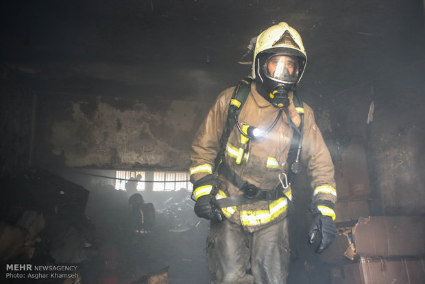 آتش سوزی گسترده در کارخانه فوم در ملارد/اطفاء حریق ادامه دارد