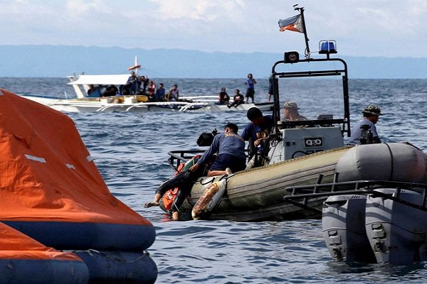 غرق شدن یک کشتی نظامی در کامرون ۳۴ مفقود در پی داشت