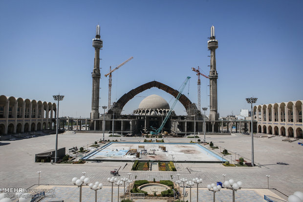 فخر معماری جهان بر بلندای آسمان/نماز فطر ۹۷ در فضاهای داخلی مصلی