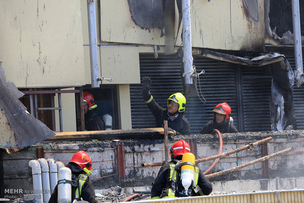نجات چهار شهروند از میان شعله‌ها/ آتش‌سوزی در ساختمان ۴ طبقه