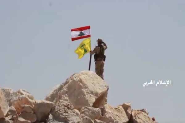لحظه اهتزاز پرچم لبنان و حزب الله در ارتفاعات عرسال