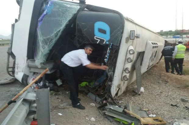 واژگونی اتوبوس مسافربری در گردنه حیران/ ۱۶ نفر مصدوم شدند
