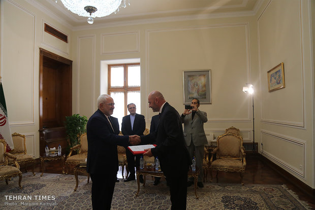 Foreign ambassadors submit credentials to Iran’s Zarif