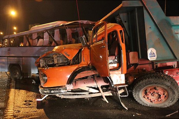 تصادف کامیون واتوبوس در جاده گناباد ۲۱ کشته ومجروح برجای گذاشت