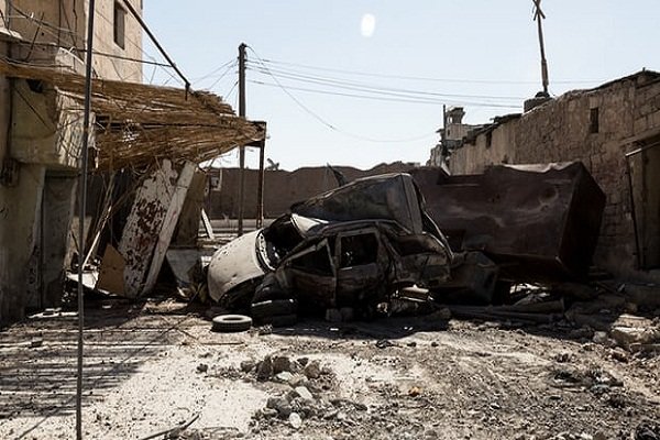 هێزەکانی هەسەدە لە ئۆتۆمبیلە سووتاوەکان وەک لەمپەرێک بۆ داخستنی جادە کەڵک دەبەن