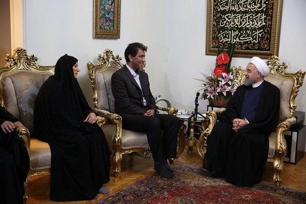 روحانی: ملت ایران قدردان ایثارگران و خانواده‌ معظم شهدا هستند