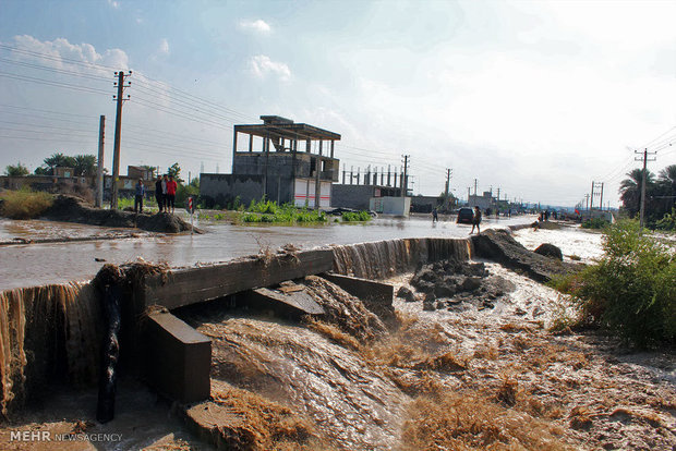 پرسه مرگ بر روی پل حادثه خیز هشتبندی/ رودخانه ای در میان وعده ها