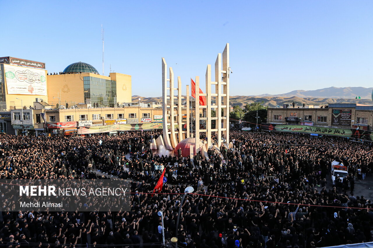 سوز عاشقان حسینی در همدردی با روایتگر بزرگ واقعه کربلا