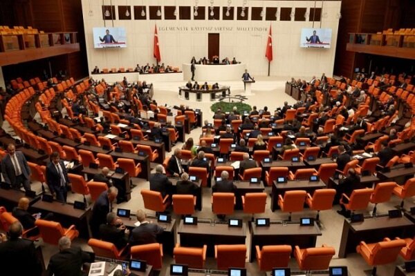 وقوع زد و خورد میان نمایندگان پارلمان ترکیه+فیلم وقوع زد و خورد میان نمایندگان پارلمان ترکیه+فیلم