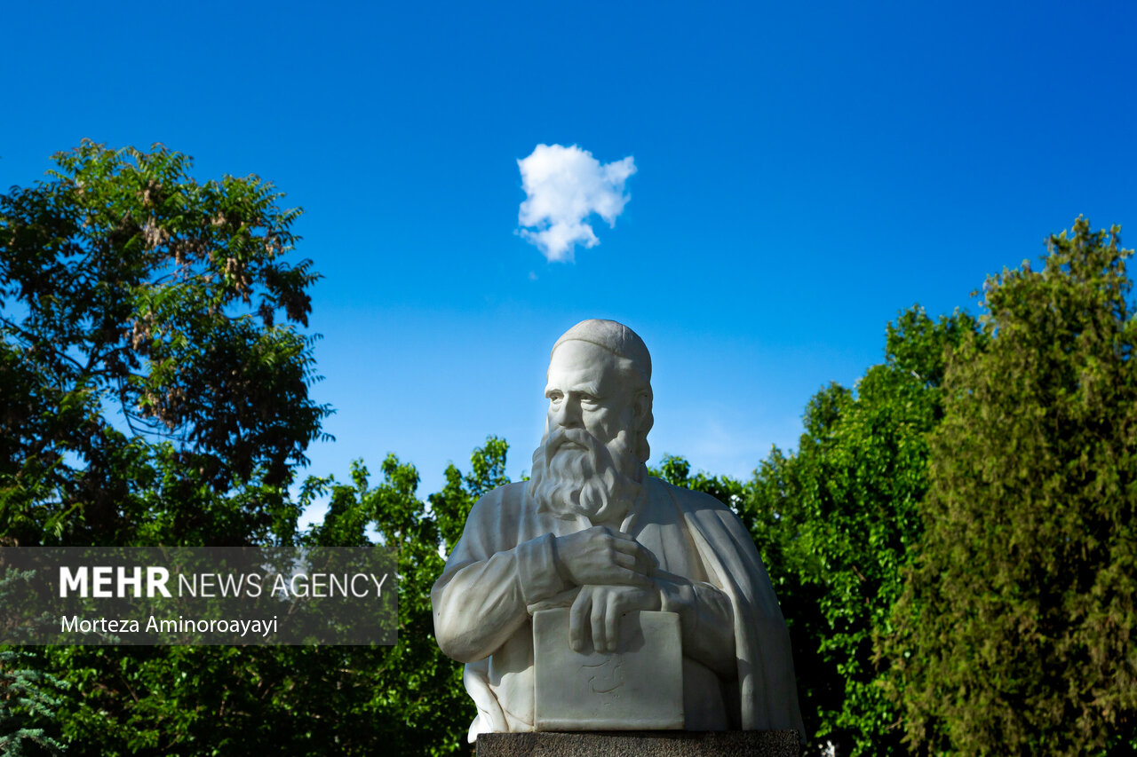 ریاضیدانی که اشعارش دیده نمیشد/ خالق دقیقترین تقویم جهان