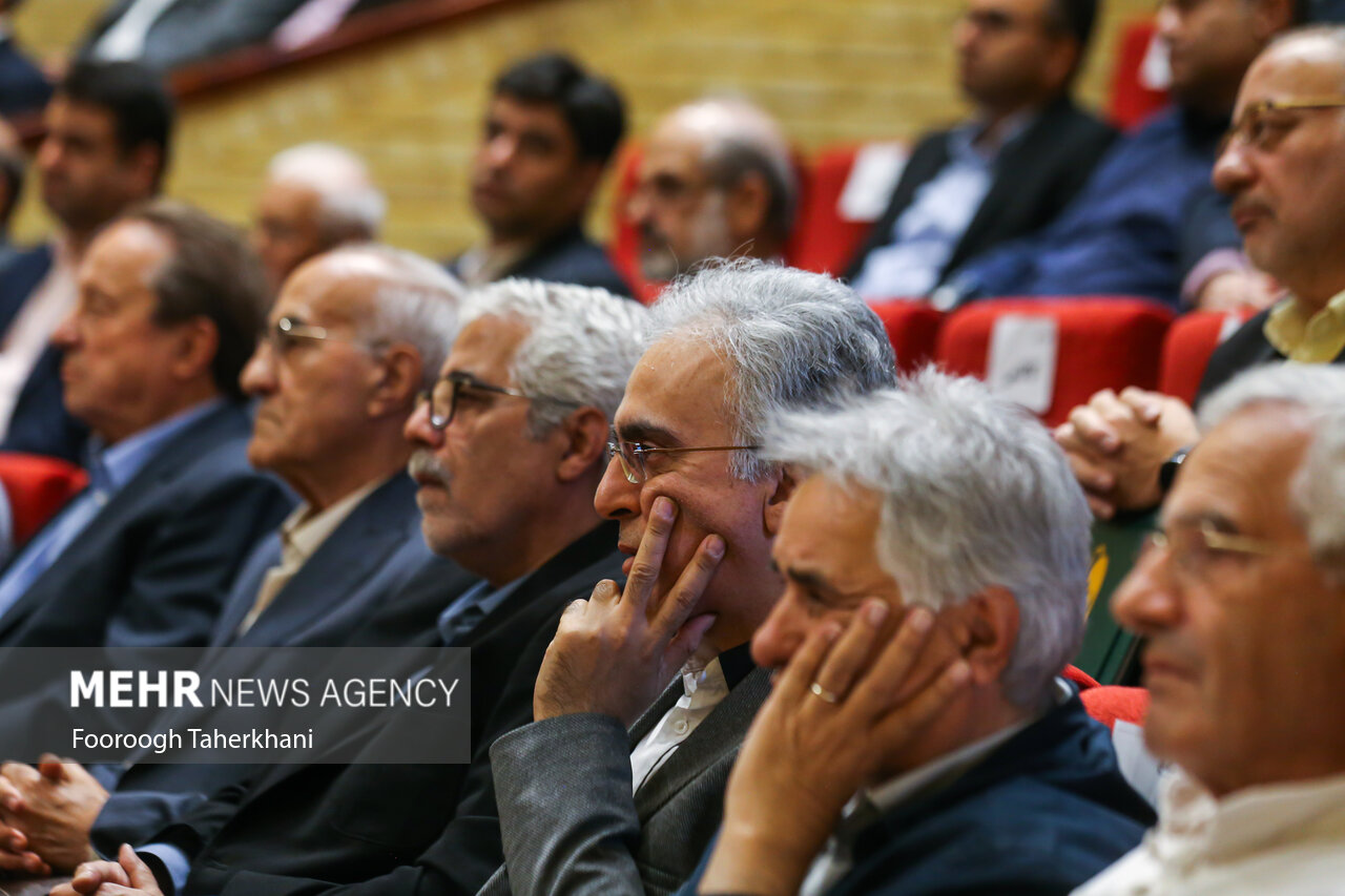 مفاخر و مشاهیر، ستونهای خیمه هر جامعه هستند مفاخر و مشاهیر، ستونهای خیمه هر جامعه هستند