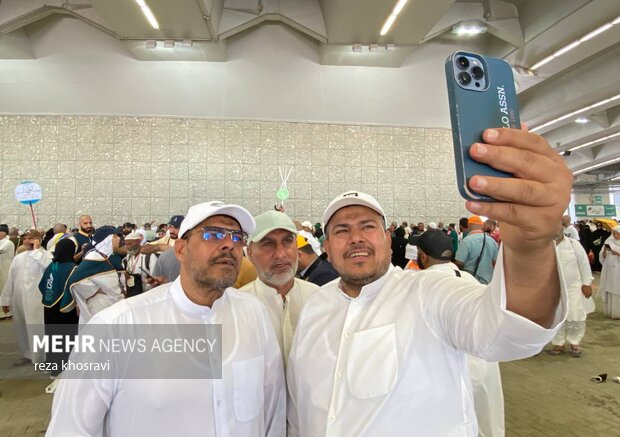 تصاویر اختصاصی مهر از عکس یادگاری حاجیان پس از انجام اعمال منا