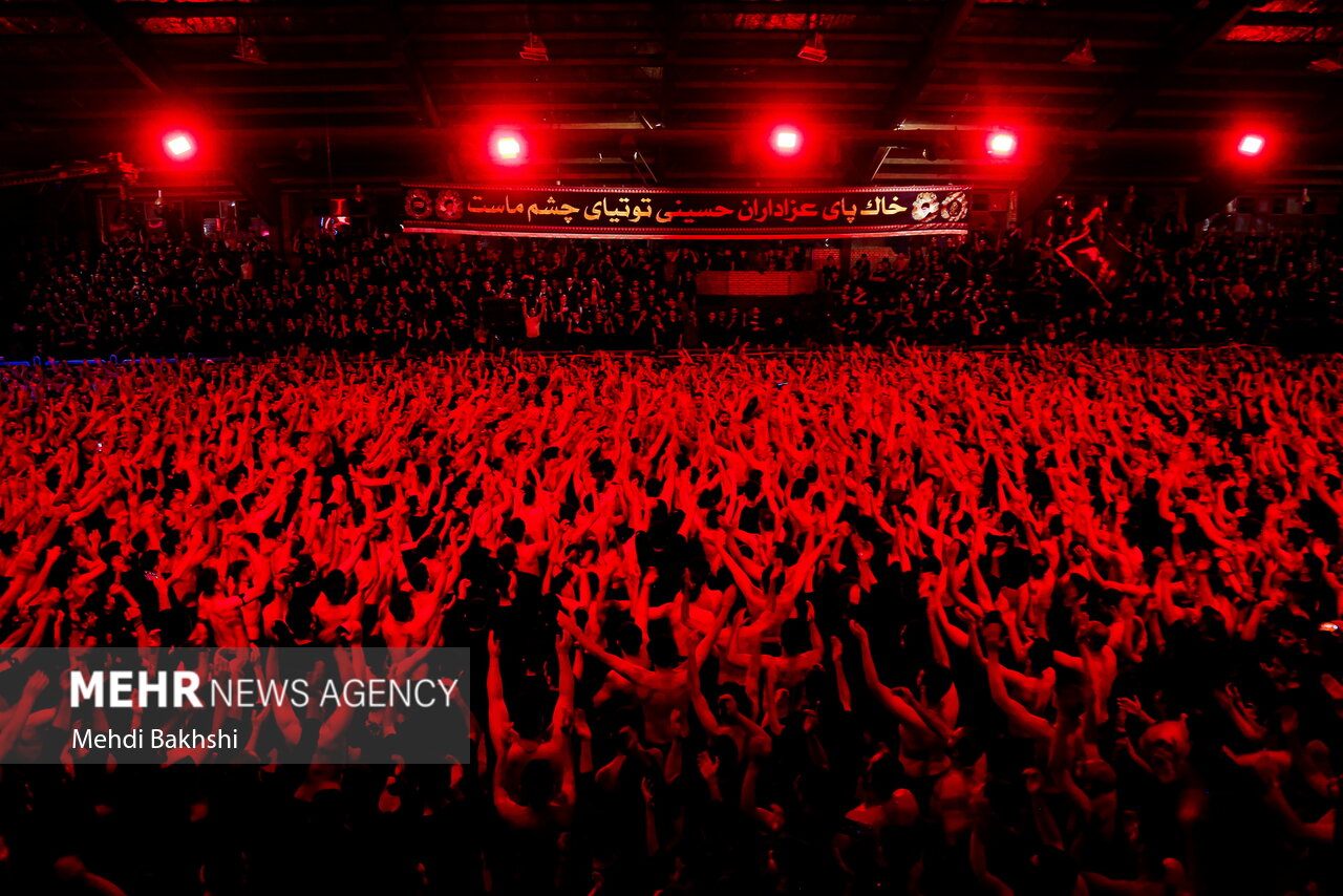 مشعلها برای عرض ارادت به شهدای کربلا روشن شدند