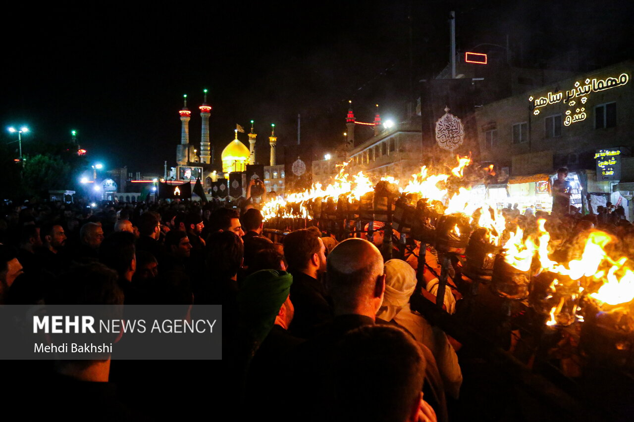مشعلها برای عرض ارادت به شهدای کربلا روشن شدند