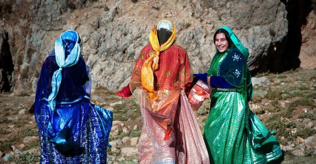 محرمپوشی با جومه و دلک و چارقد/ اینجا جوانان لباس سنتی میپسندند