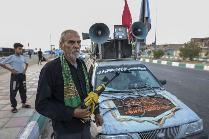 ماشین زمان در مسیر اربعین!/پراید خستهای که به زائران خدمت میکند